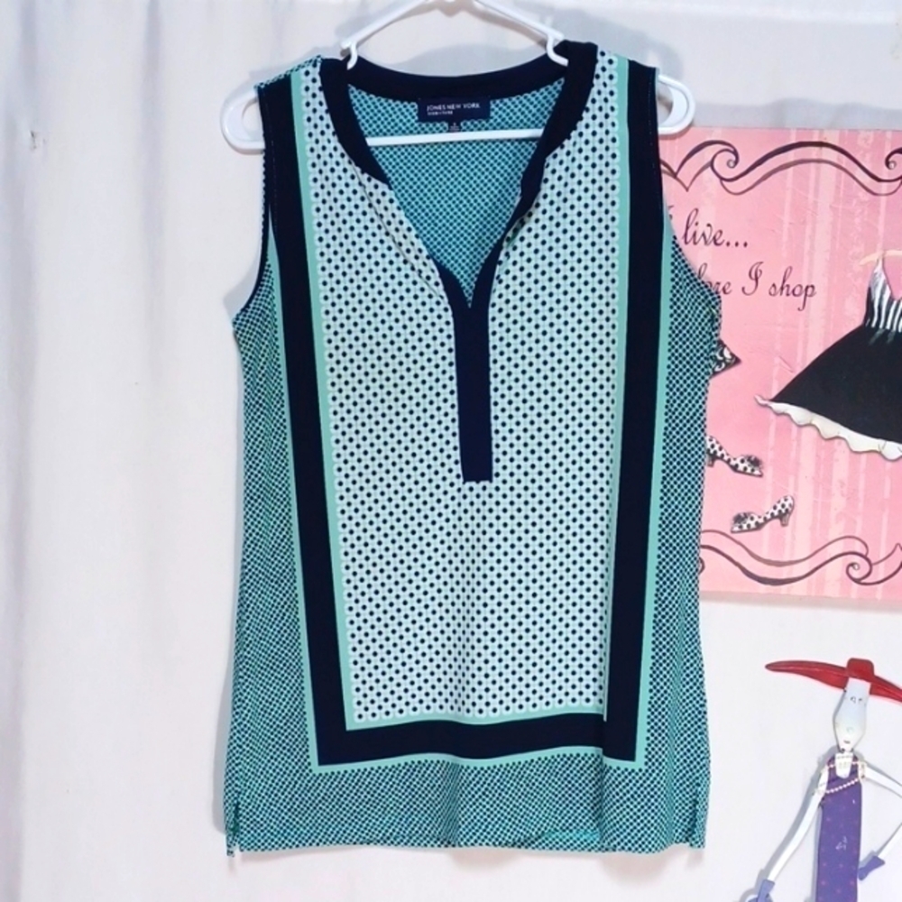Jones New York top size s in a beautiful blue and green
